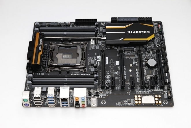 Gigabyte GA-X99-UD4