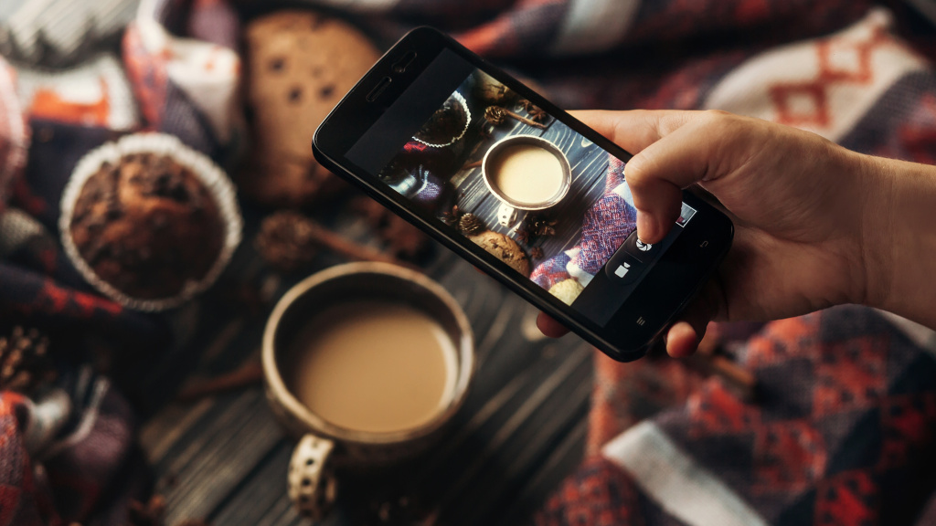 Slikanje kafe telefonom za Instagram