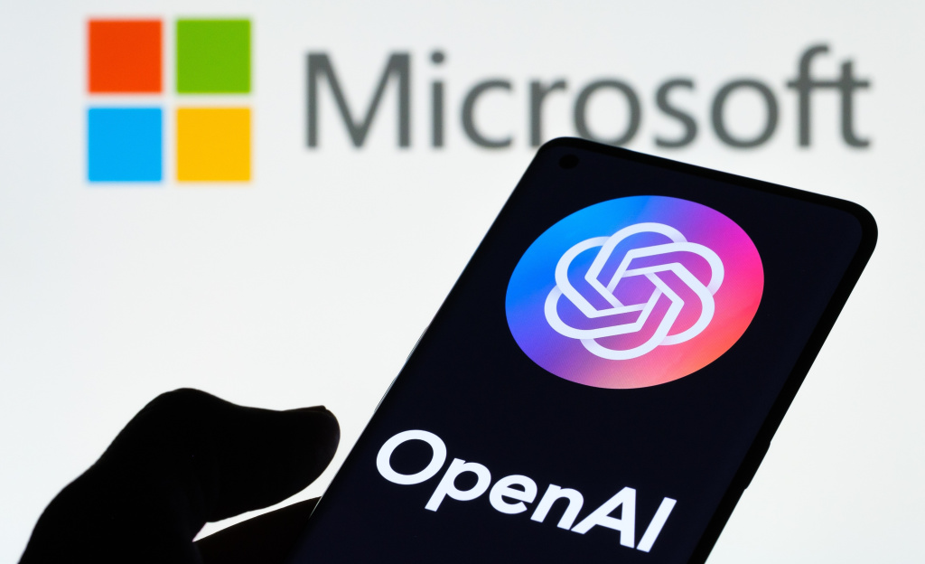 Microsoft logo i OpenAI na telefonu