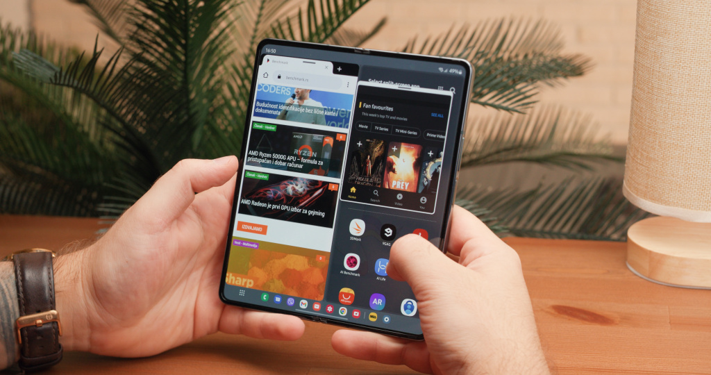 Više aplikacija na velikom ekranu Samsung Galaxy Z Fold4 telefona