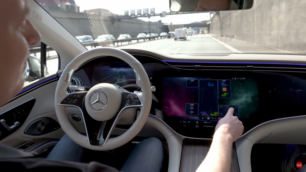 Mercedes-Benz Drive Pilot vozač igra tetris tokom vožnje
