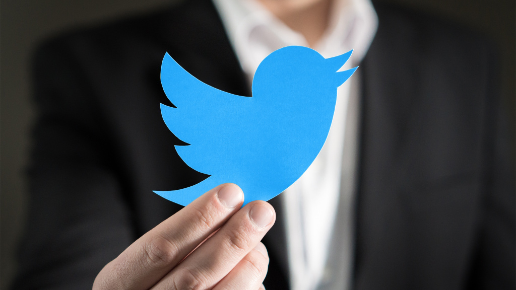 Twitter Blue logo u ruci