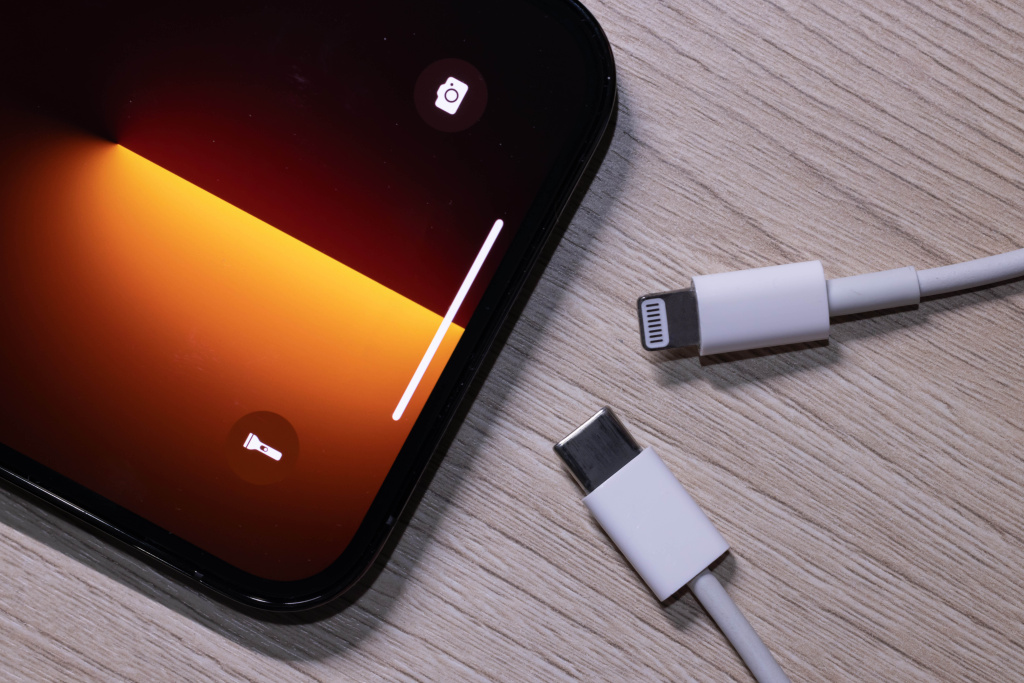 Samsung USB-C i Lightning punjači ispod iPhone telefona