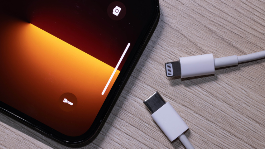 Evropska unija upozorila Apple da ne usporava USB-C punjače na novim iPhone uređajima