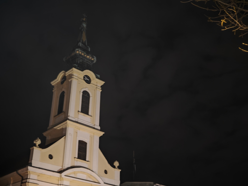 Crkva na trgu noću