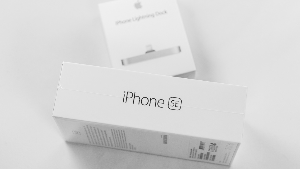 Dve bele kutije iPhone SE