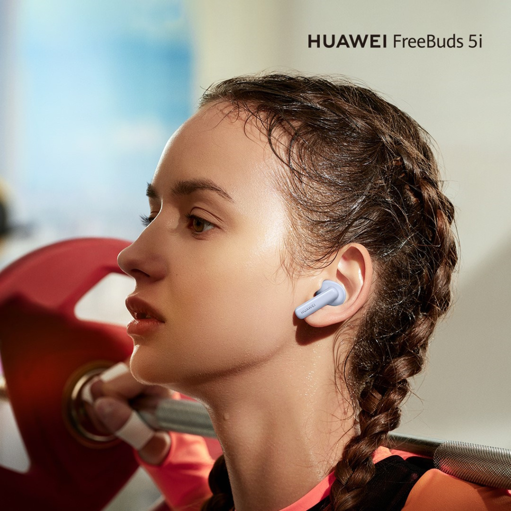Devojka vežba sa Huawei Freebuds 5i