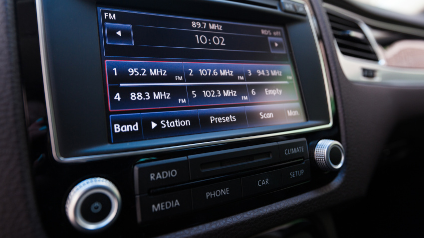 Proizvođači kola uklanjaju AM/FM radio, SAD se protivi