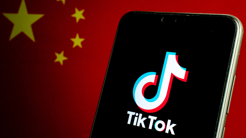 Telefon sa TikTok logotipom ispred Kineske zastave