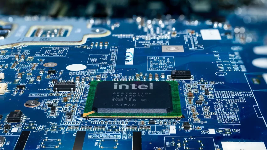 U Irskoj počinje masovna proizvodnja Intel 4 čipova korišćenjem EUV procesa