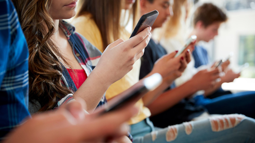 Tinejdžeri dobiju i po pet hiljada obaveštenja na telefonu dnevno, za ekranima su više od četiri sata u danu