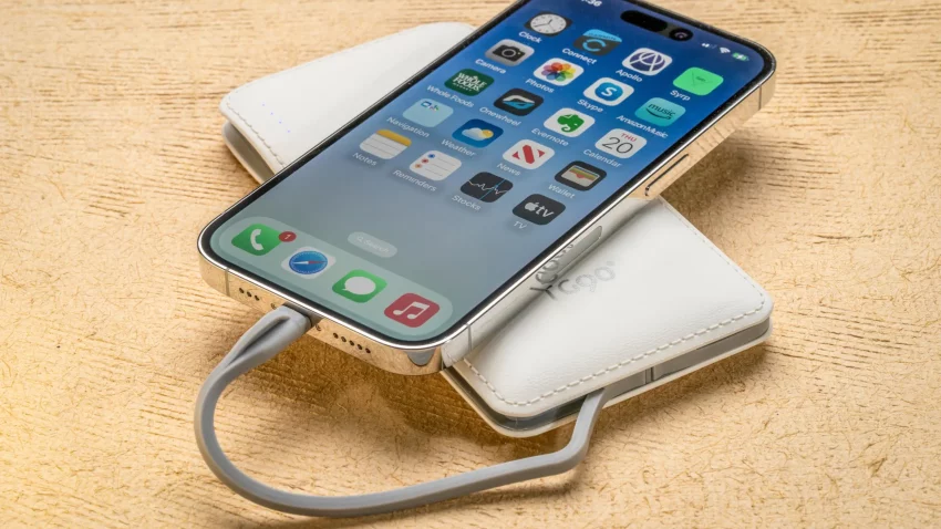 Umesto da puni bateriju preko USB-C porta, iPhone 15 Pro pokušava da napuni PowerBank