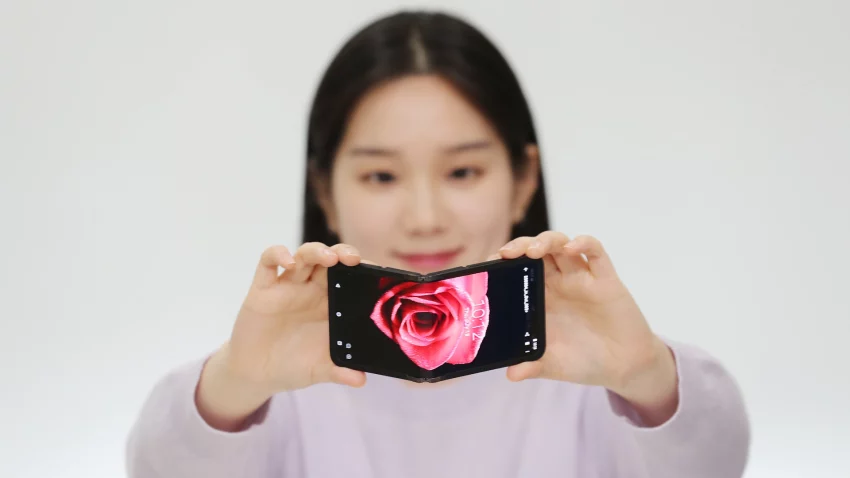Predstojeći Samsung savitljivi telefoni mogli bi da se preklapaju na dve strane: ka spolja i unutra