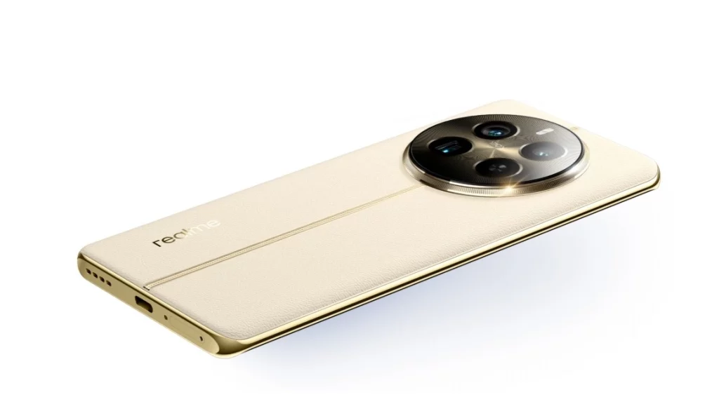 Realme 12 Pro+ u žuto-zlatnoj boji // Realme 12 Pro+ telefon ima verziju sa providnom poleđinom koja će uskoro biti lansirana