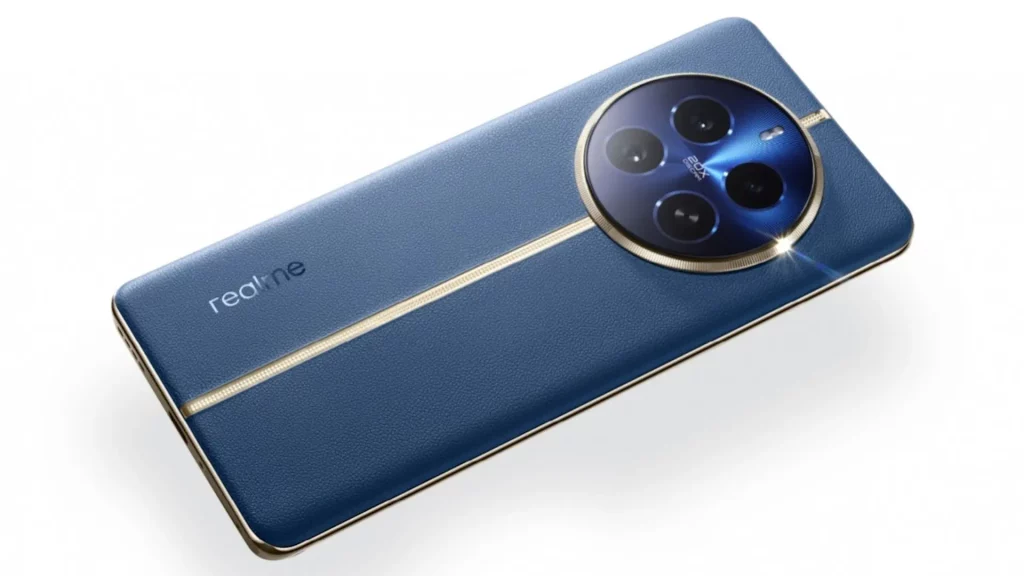 Realme 12 Pro model u plavoj boji // Realme 12 Pro+ telefon ima verziju sa providnom poleđinom koja će uskoro biti lansirana
