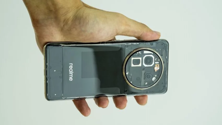 Realme 12 Pro+ telefon ima verziju sa providnom poleđinom koja će uskoro biti lansirana