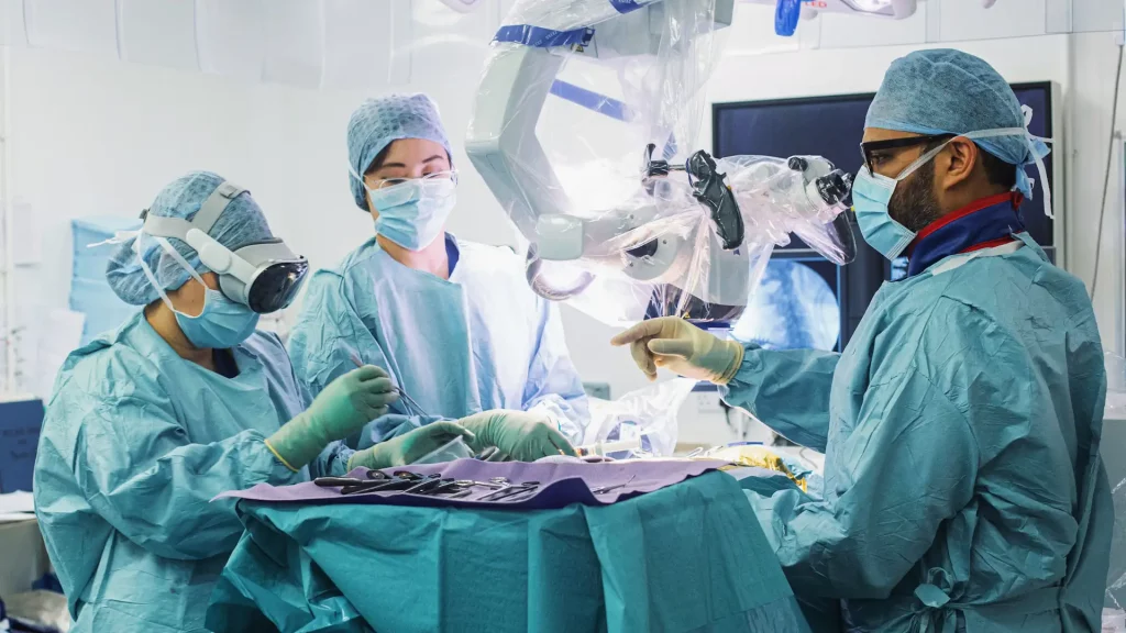 Hirurzi koristili Apple Vision Pro naočare kao alat za pomoć na operacijama u Velikoj Britaniji