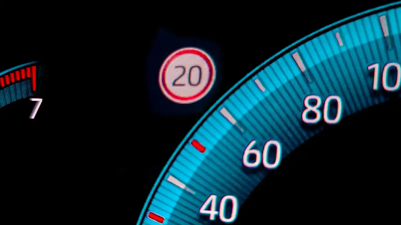 ogranicenje-brzine-u-automobilu.webp