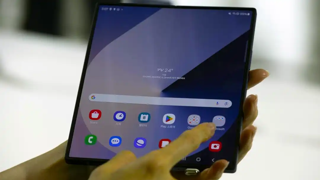 Galaxy-Z-Fold-Slim.webp