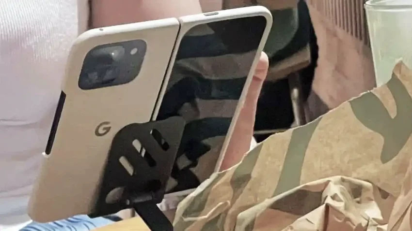 Google Pixel 9 Pro Fold druge generacije uhvaćen u javnosti u Starbucks-u na Tajvanu