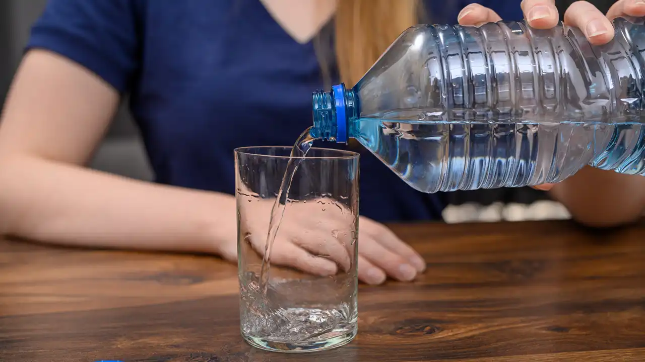 voda-za-pice-i-mikroplastika.webp