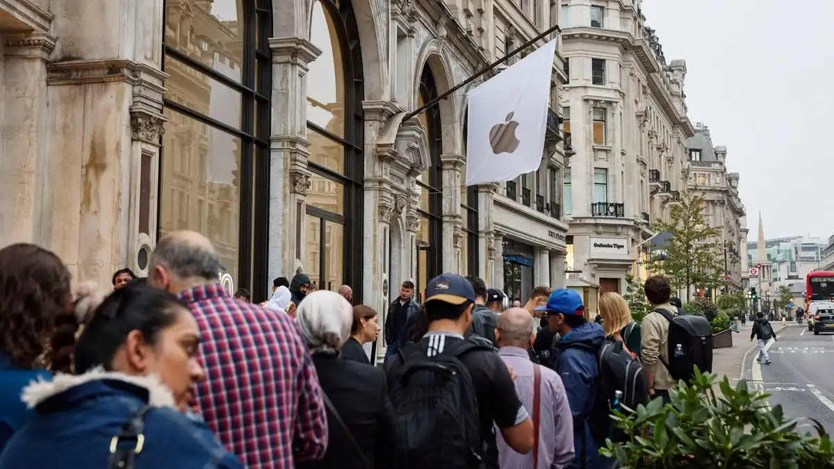 ljubitelji-Apple-iPhone-telefona-cekaju-u-redovima-novi-model.webp
