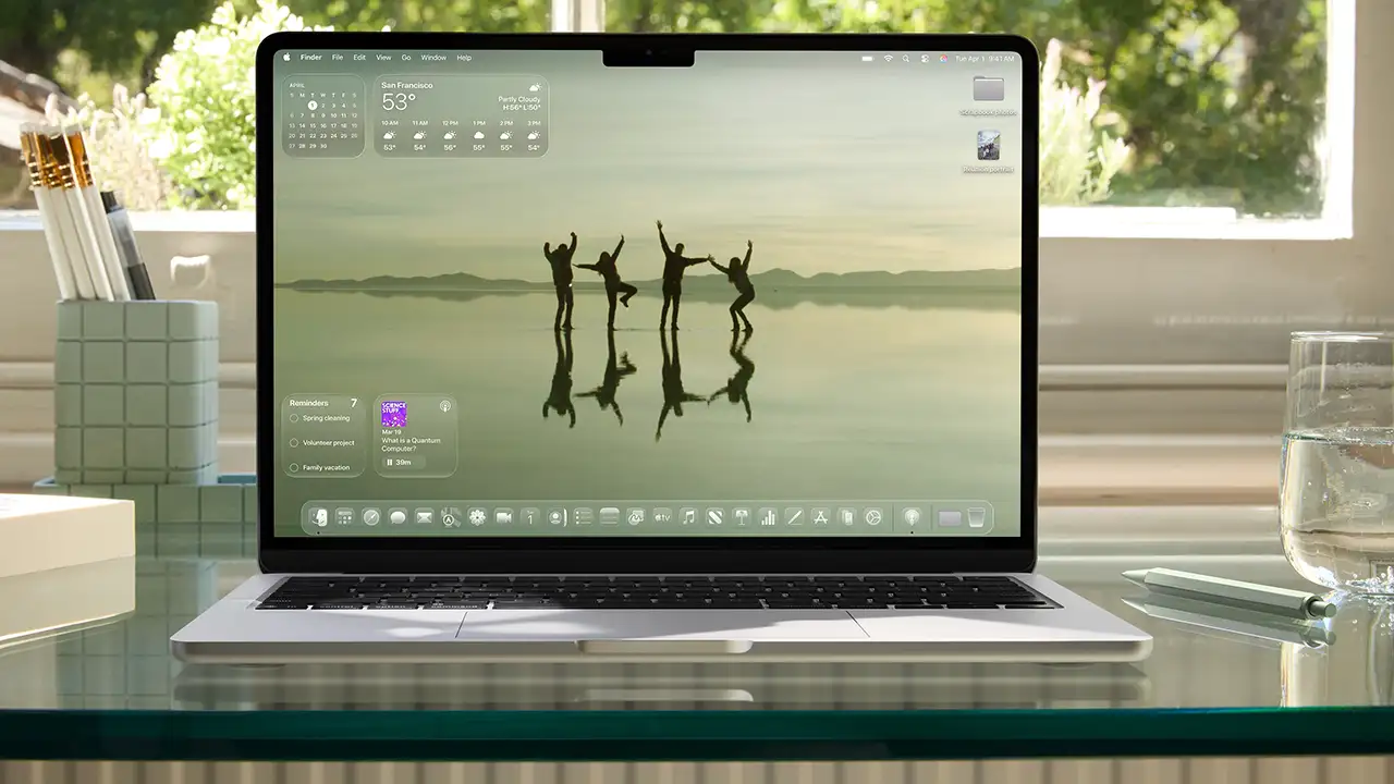Apple-WWDC25-Liquid-Glass-Home-Screen-clear-look-250609-copy.webp