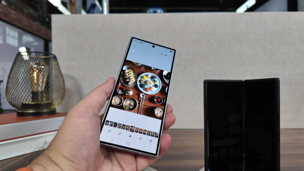 Samsung Galaxy Z Fold7 otvoren jednostrano