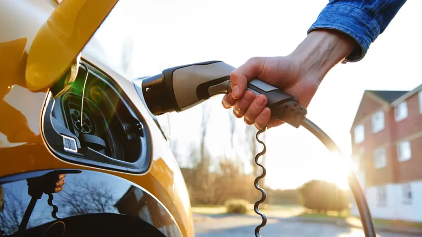Zbogom punjačima, predstavljen prvi električni automobil koje se sam puni dok se vozi