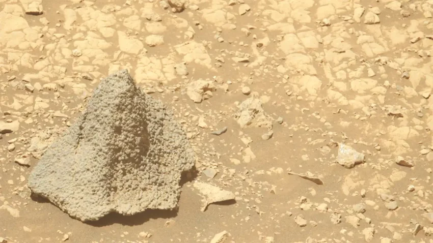 NASA rover Perseverance otkrio misteriozni „šlem“ na Marsu