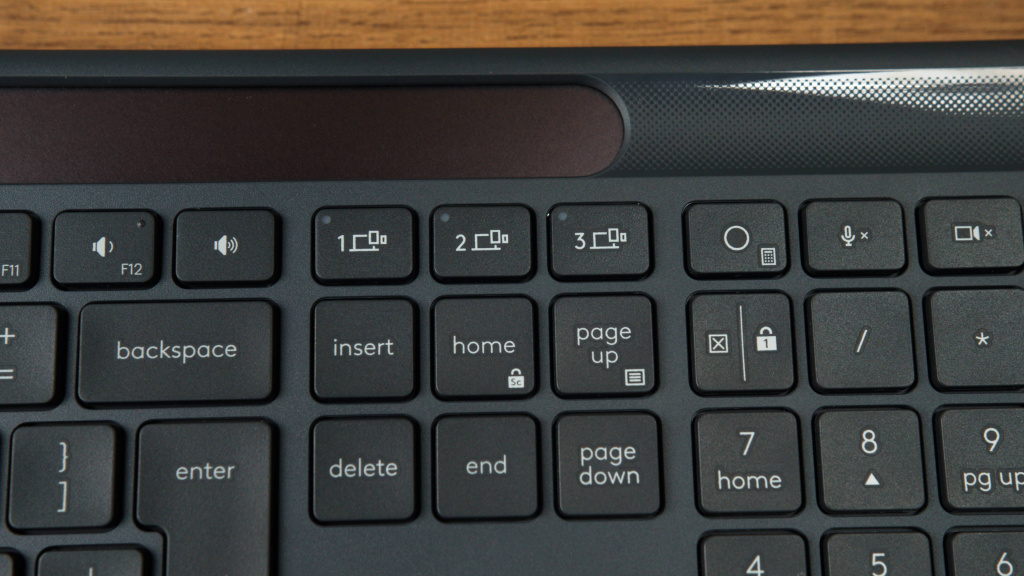 Logitech Signature Slim Solar+