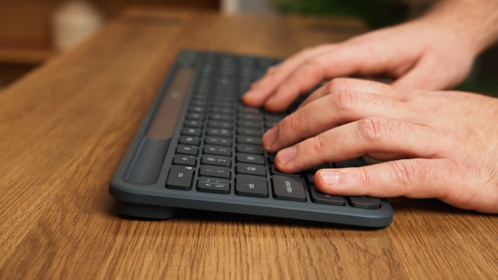 Logitech Signature Slim Solar+