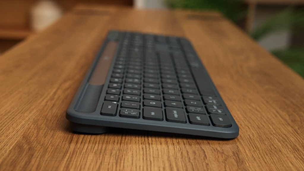 Logitech Signature Slim Solar+