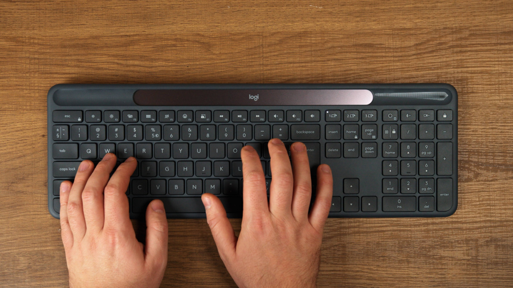 Logitech Signature Slim Solar+