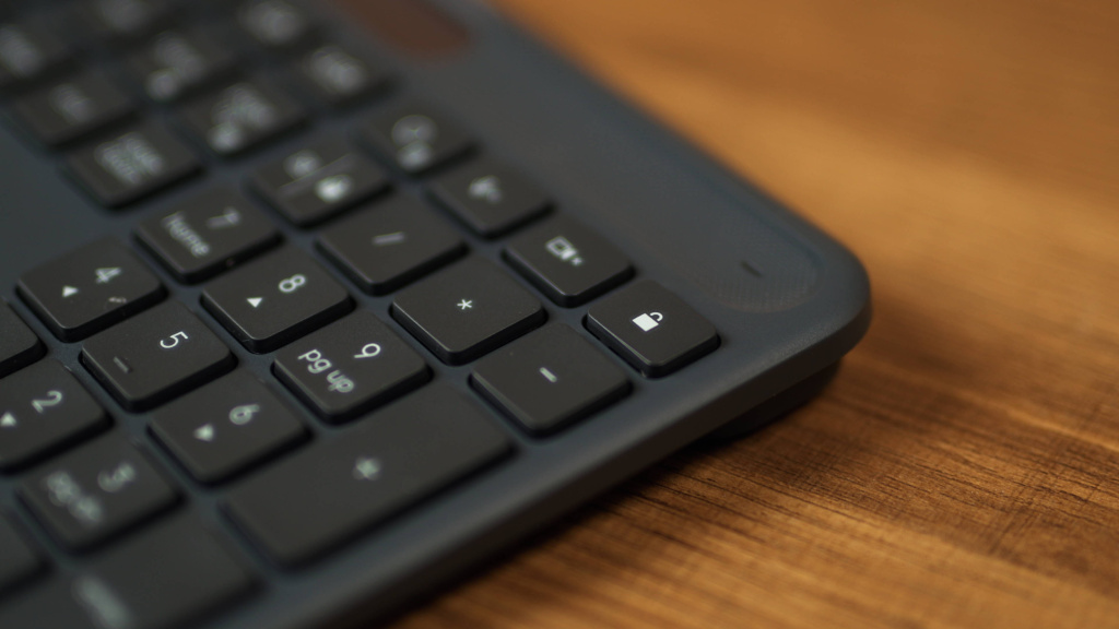 Logitech Signature Slim Solar+