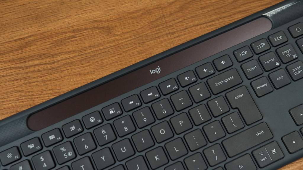 Logitech Signature Slim Solar+
