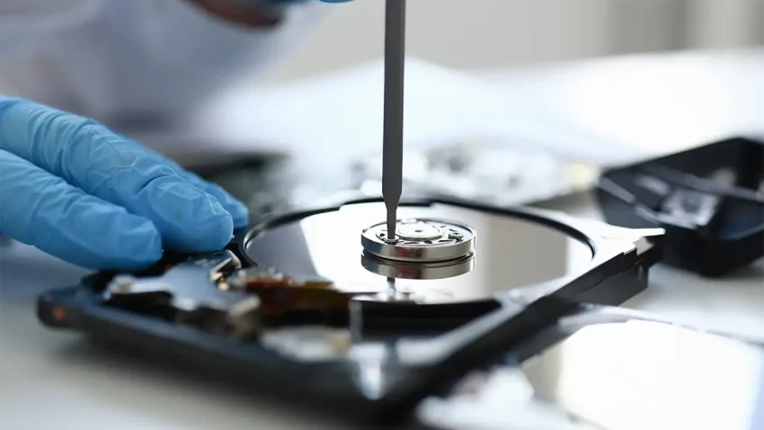 Kada se HDD pokvari on uništi podatke, a kada SSD otkaže on ih sačuva