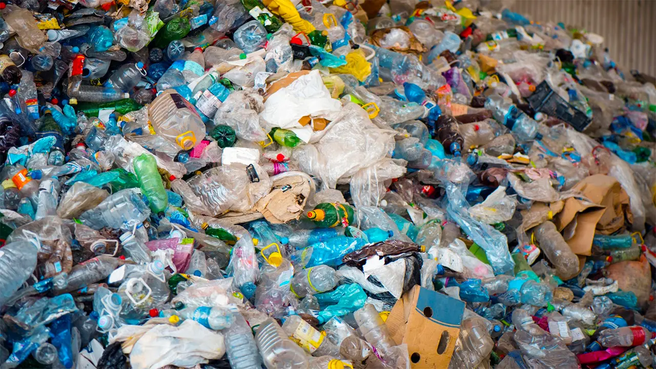 Kineski naučnici pretvaraju teško razgradiv plastični otpad u avionsko gorivo